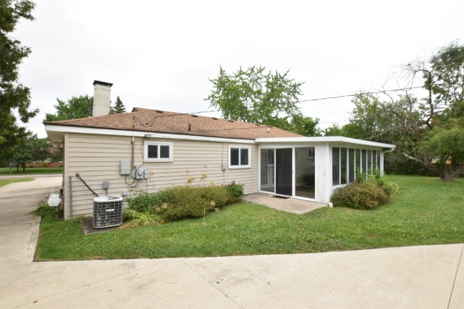 Building Photo - 6333 Hermana Rd