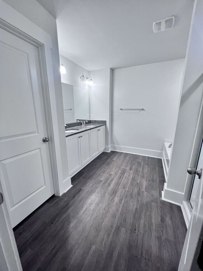Building Photo - Magnificent 4 Bedroom Home!!