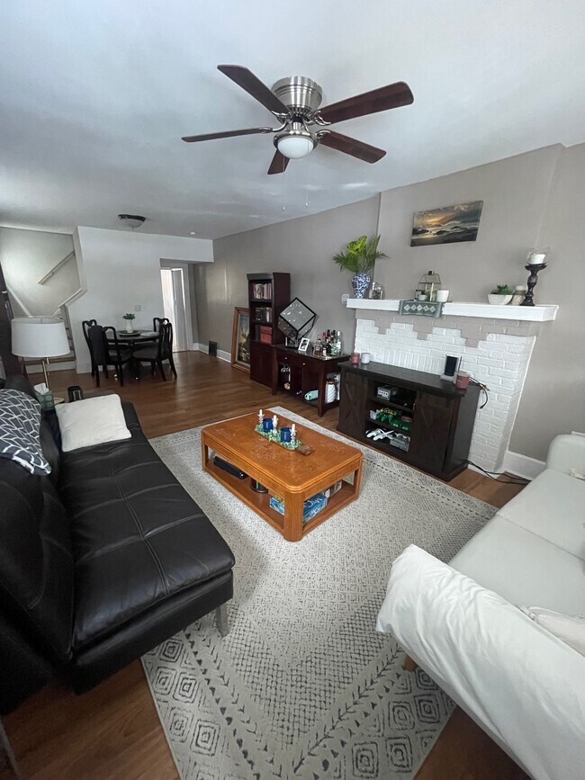 Salas de estar y salas familiares - 2439 Medary Ave
