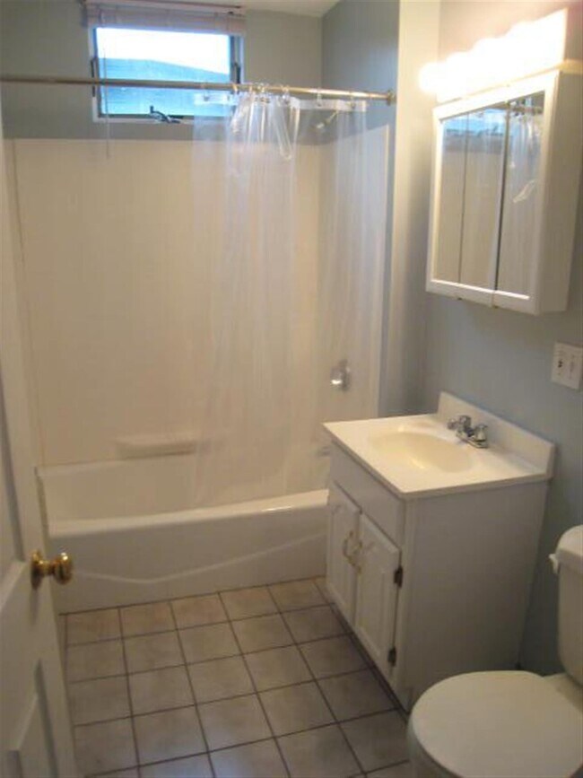 Building Photo - 142 W Adams St