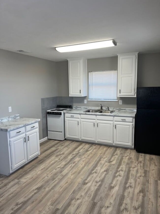 Building Photo - Recently remodeled 1/1 in the country. Hor...