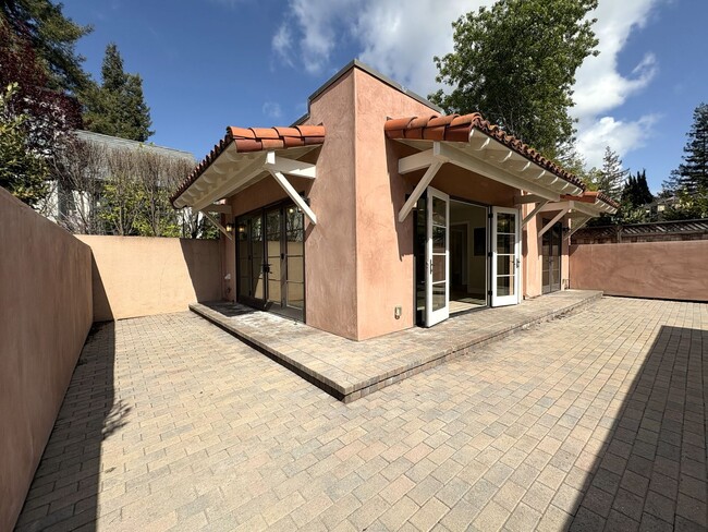 Building Photo - Newly Remodeled Cottage in Crescent Park A...