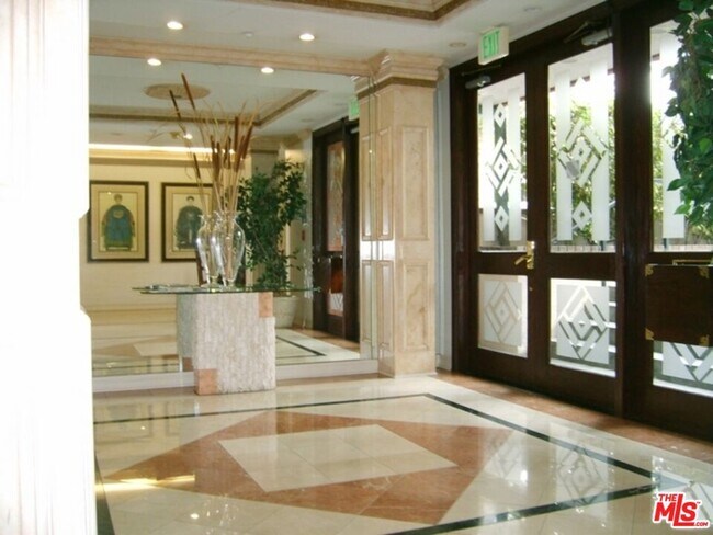 Foto del edificio - 121 N Almont Dr