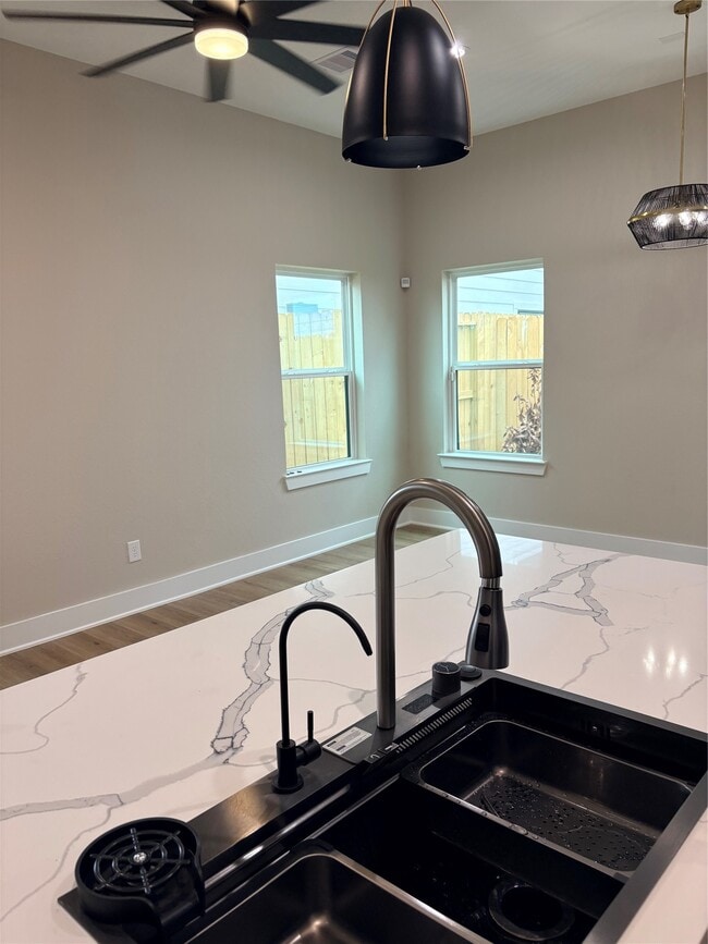 Building Photo - 2105 Esther Dr