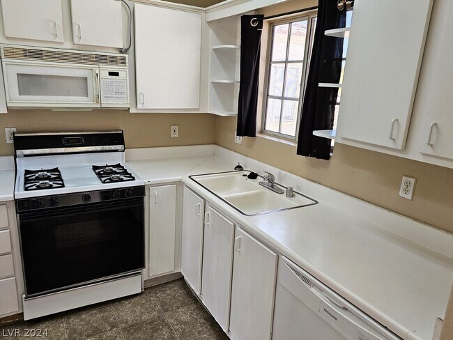 Foto del edificio - 1900 N Torrey Pines Dr