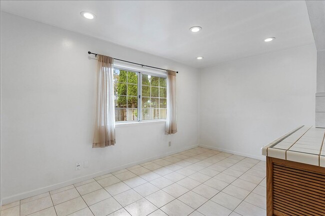 Building Photo - 1154 Otis Dr