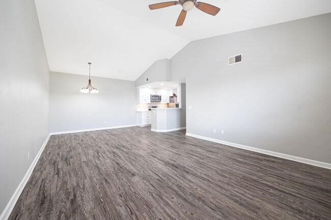 Foto del edificio - Spacious 3 bedroom condo now off Olympic P...