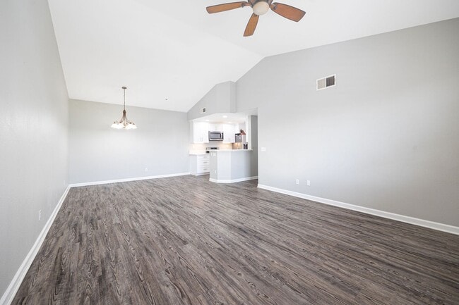 Building Photo - Spacious 3 bedroom condo now off Olympic P...