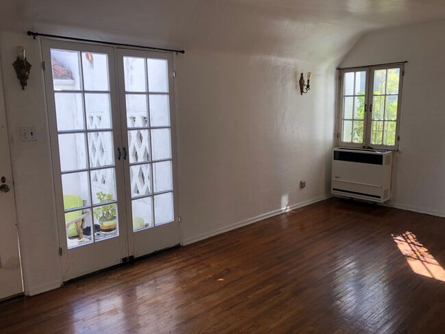 Living room 2 - 809 Kodak Dr