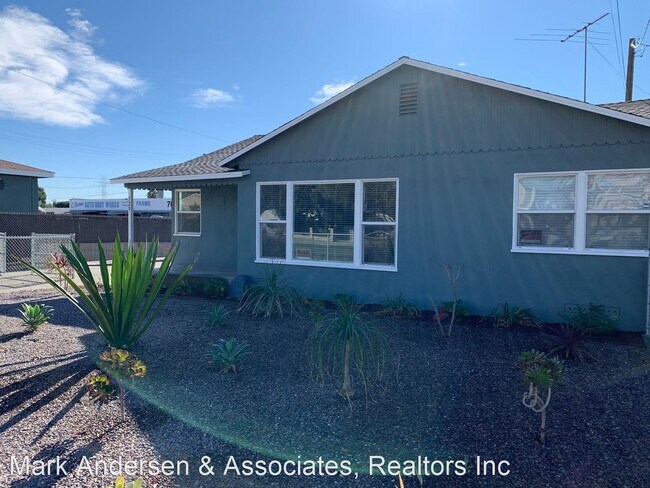 Building Photo - 3 br, 1 bath House - 720 W. Gladstone