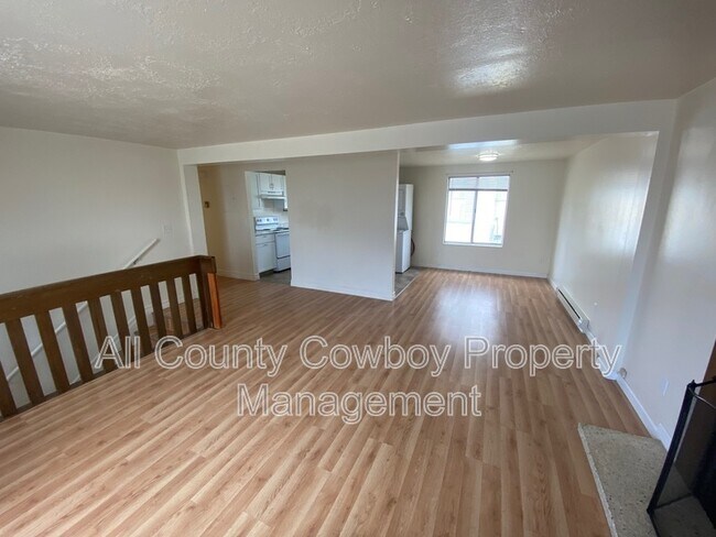 Foto del edificio - 704 Ferris Ct