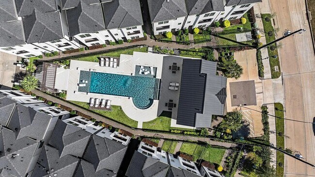 Building Photo - 2718 Grand Fountains Dr