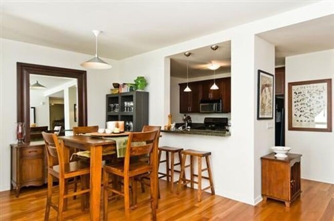 Building Photo - Beautiful Top Floor Corner 1BR Condo with ...