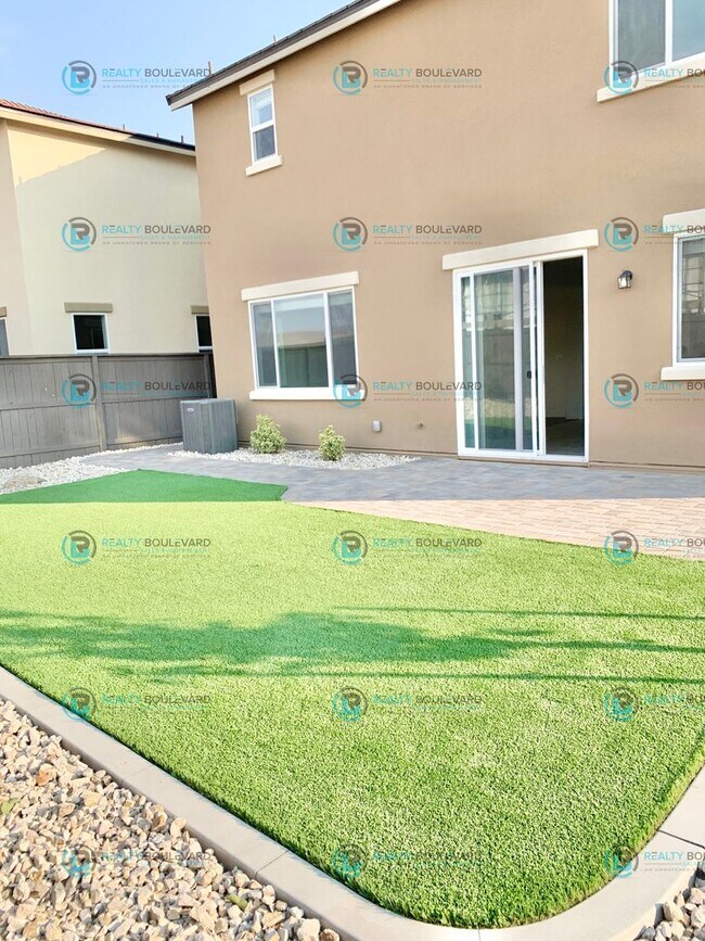 Foto del edificio - 1/2 Month Free!!  Spacious 4 Bedroom 2.5 B...