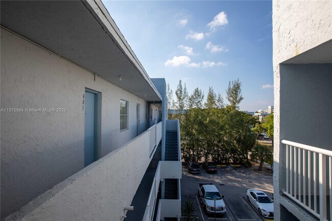 Foto del edificio - 3868 NE 169th St  405 North Miami Beach Fl...