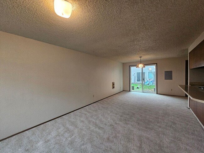 Building Photo - Beautiful 2 bedroom 1.5 bathroom condomini...