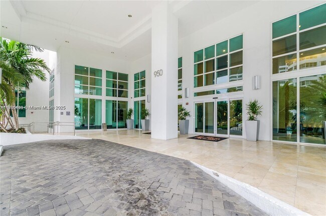Building Photo - 950 Brickell Bay Dr