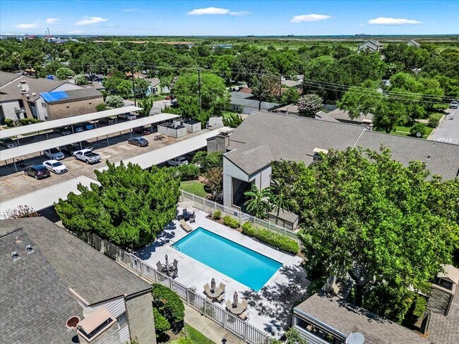 Building Photo - 7026 N Holiday Dr
