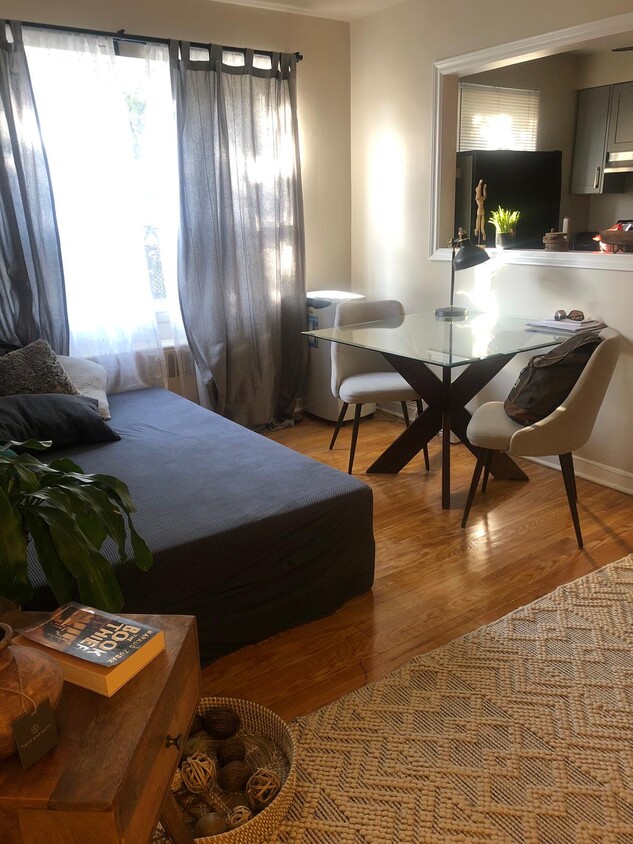 Salon - 2511 Gerrard St E