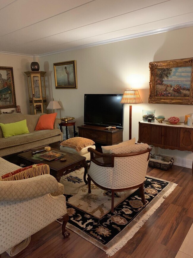 Building Photo - 18 E Old Willow Rd