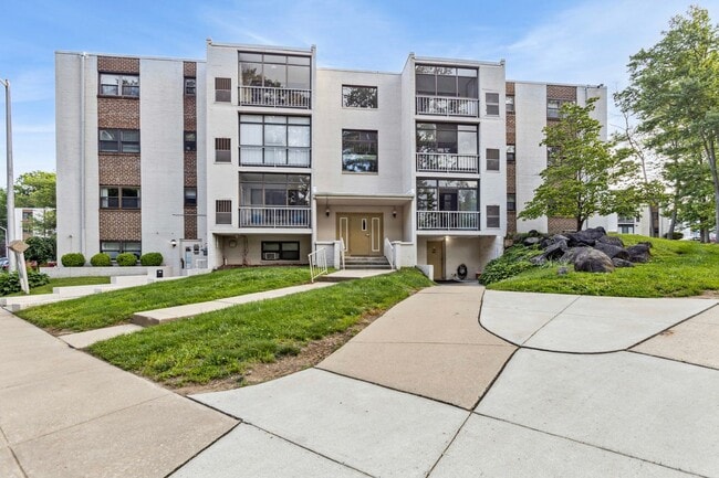 Building Photo - 1 Bedroom Condo Walking distance to Univer...