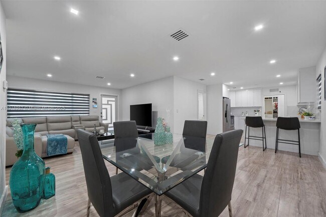 Building Photo - 850 SW 31st Ave