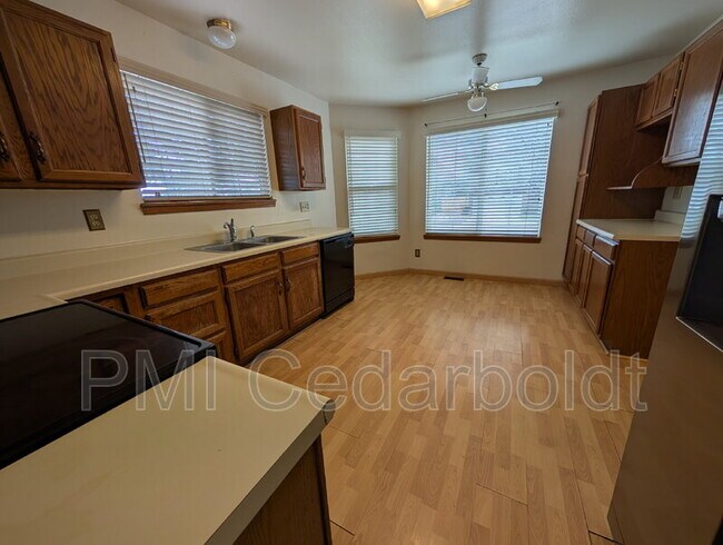 Foto del edificio - 8725 Boxelder Dr