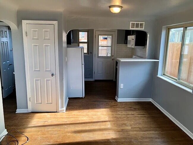 Foto del edificio - City Park Gem! Pet Friendly 2-bed 1-bath duplex with parking included!