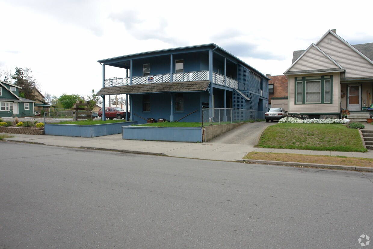Building Photo - 823 W Augusta Ave