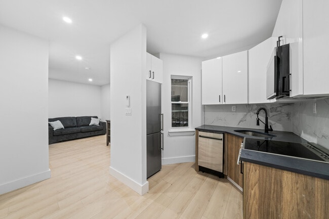 Building Photo - 514 E 188th St