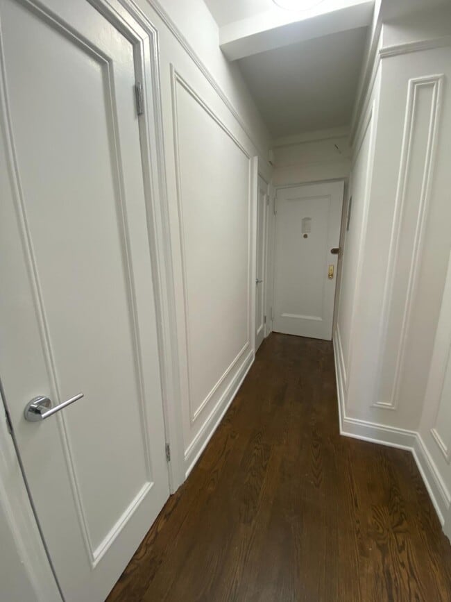 Building Photo - 25 W 68th St