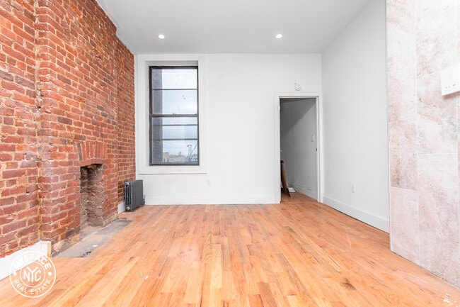 Building Photo - 136 Kingsland Ave
