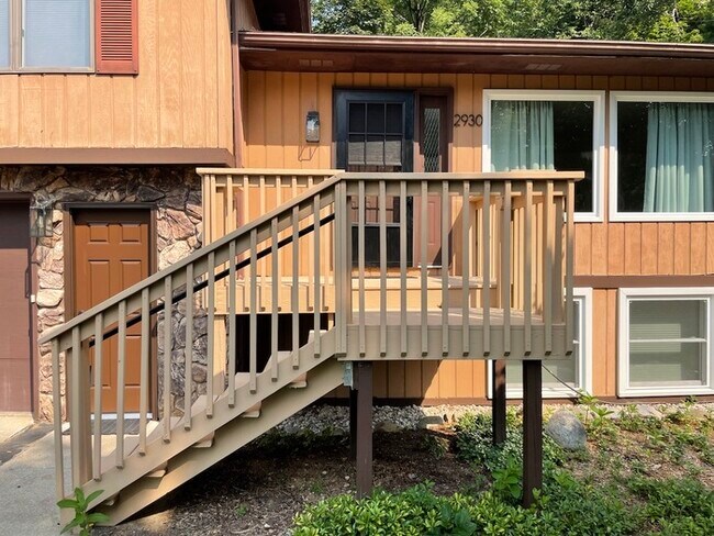 Building Photo - Elegant and spacious home between Kalamazo...