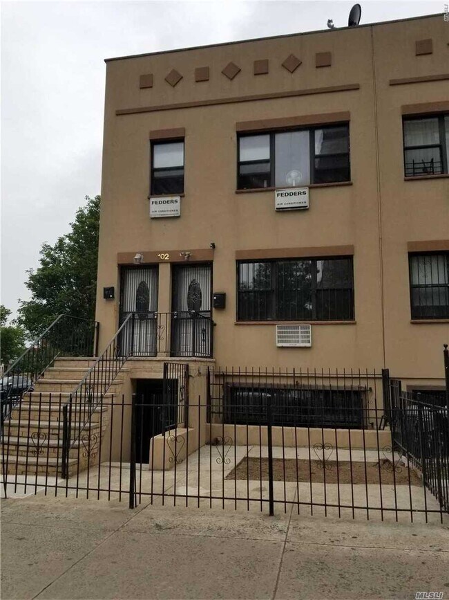 Foto del edificio - 102 Lewis Ave