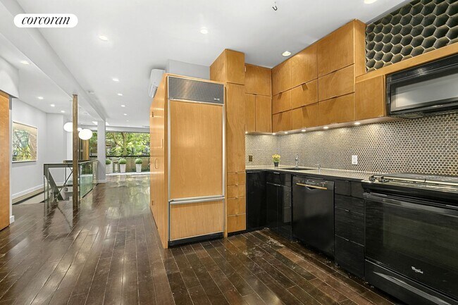 Foto del edificio - 448 W 25th St