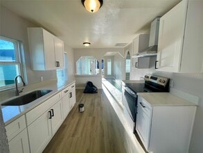 Building Photo - 504 N 8th St