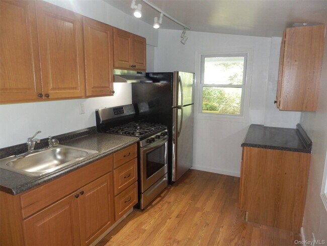 Foto del edificio - 28 Strawtown Rd
