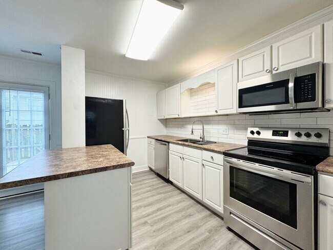 Building Photo - Beautiful Updated 2 BR/ 2.5 BA Near Wendover!