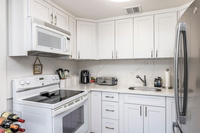 Building Photo - Harbor Square Condo