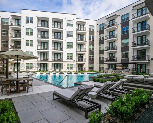 Brillante piscina inspirada en el hotel - Six Pines Market Square