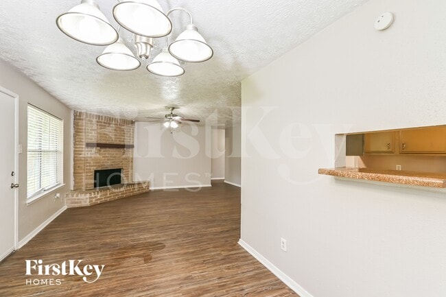 Foto del edificio - 15823 Baybriar Dr