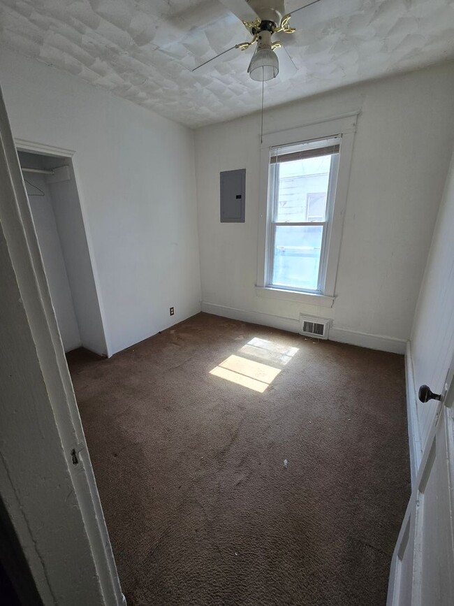 Building Photo - Spacious 3BD/1BA