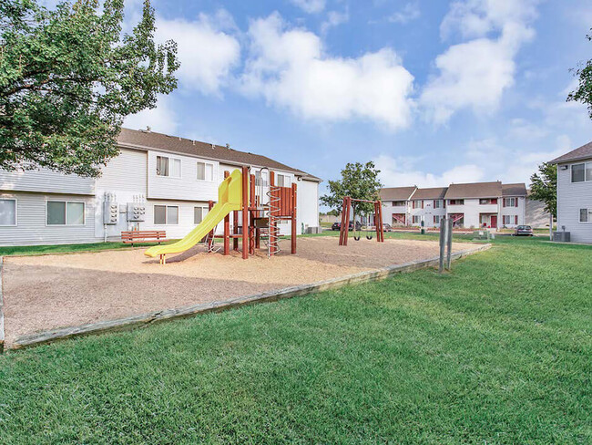 Parque infantil con área de césped - Northridge Crossing Apartments and Townhomes