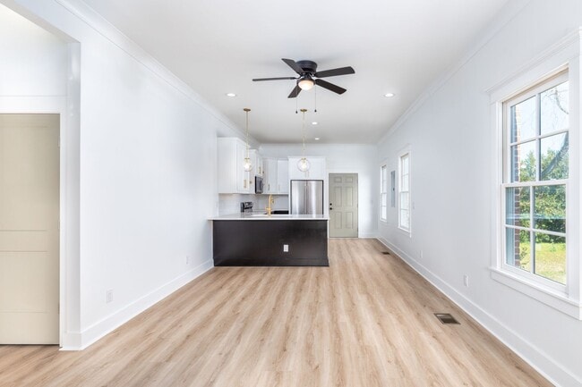Building Photo - Cozy Retreat  | 2 BD, 1 BA, House near Par...