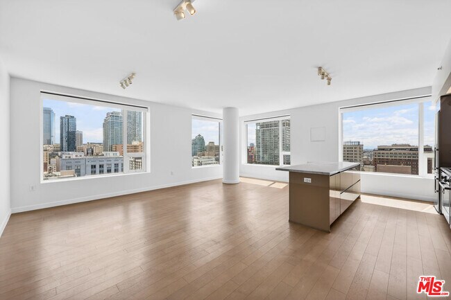 Foto del edificio - 1050 S Grand Ave