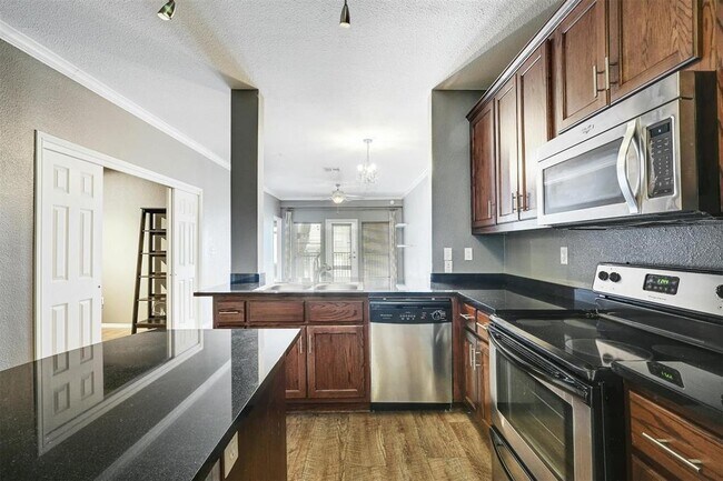 Building Photo - 910 W 25th St