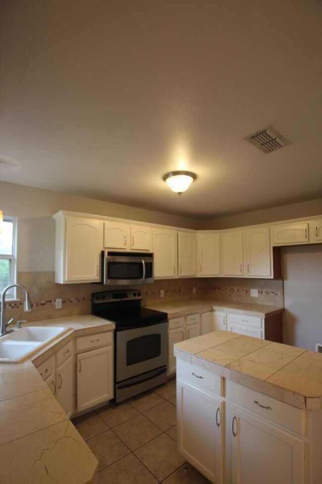 Foto del edificio - Stunning 4 Bedroom in Tyler! Available in ...