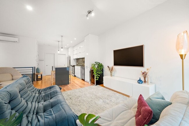 Building Photo - 7090 Rue Saint-Urbain