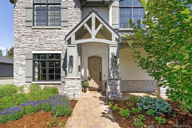 Building Photo - 852 Pontiac St