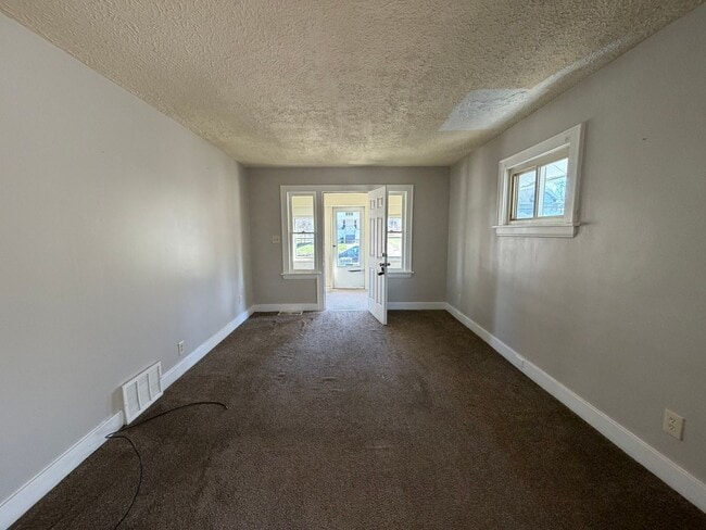 Foto del edificio - Charming 2-Bedroom Home with Secure Front Porch, Carport & Big Yard in Goodyear Heights